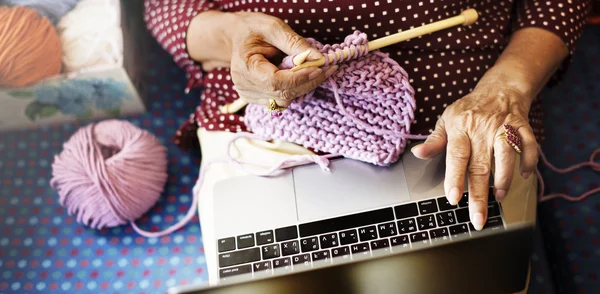 Vrouw breien sjaal Concept — Stockfoto