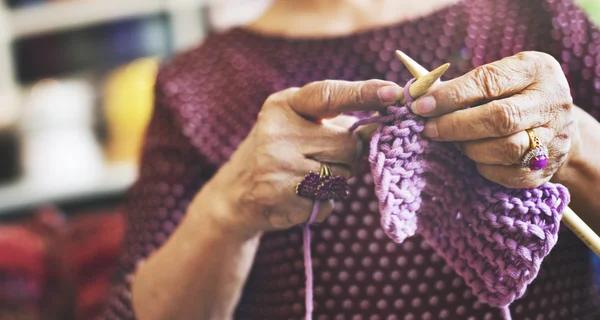 Mulher Knitting Scarf Concept — Fotografia de Stock