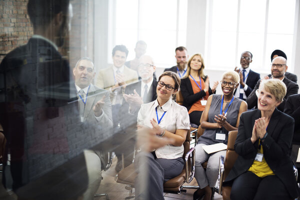 Аудитория с веселым представлением
