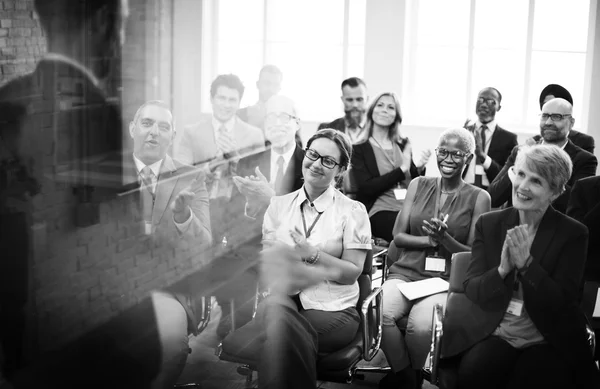 Audiência com Apresentação Alegre — Fotografia de Stock