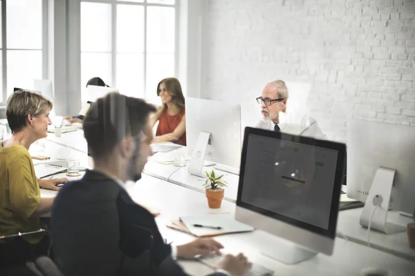 Empresários que trabalham em computadores — Fotografia de Stock