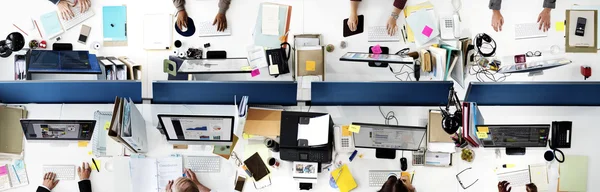 Equipo de negocios trabajando con Project — Foto de Stock