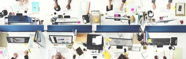 Бизнесмены, работающие в современном офисе — стоковое фото