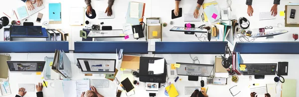 Modern irodákban dolgozó üzletemberek — Stock Fotó