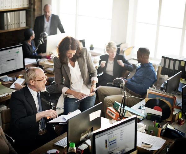 Geschäftsteam arbeitet im Büro — Stockfoto