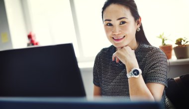 İşkadını neşeli gülümseyen