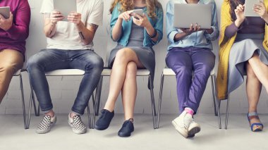 Çeşitlilik insanlarla dijital cihazlar     