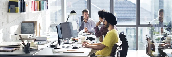 Empresários ta Local de trabalho — Fotografia de Stock