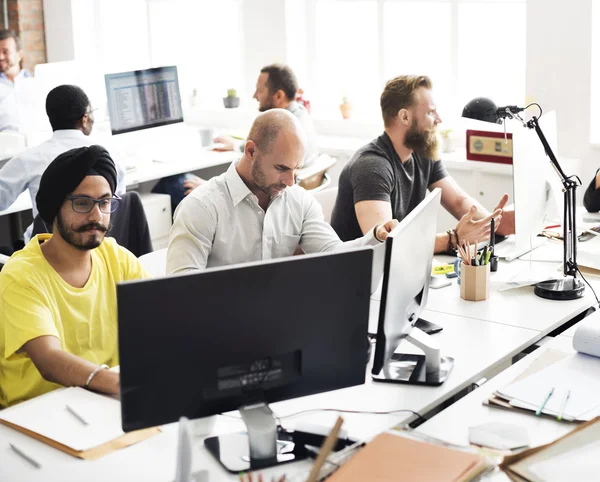 Geschäftsleute am Arbeitsplatz — Stockfoto