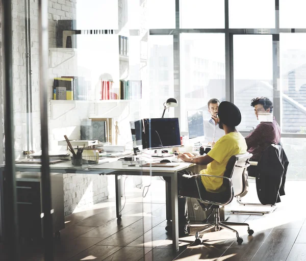 Geschäftsleute arbeiten am Computer — Stockfoto