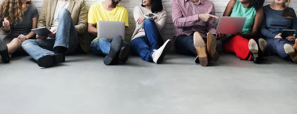 Diversidad amigos cerca de la pared — Foto de Stock