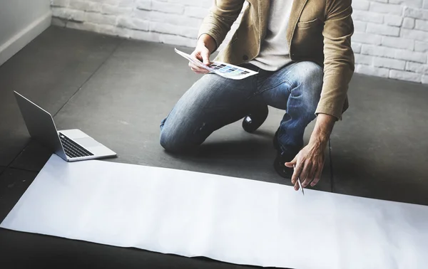 Geschäftsmann arbeitet mit leerem Plakat — Stockfoto