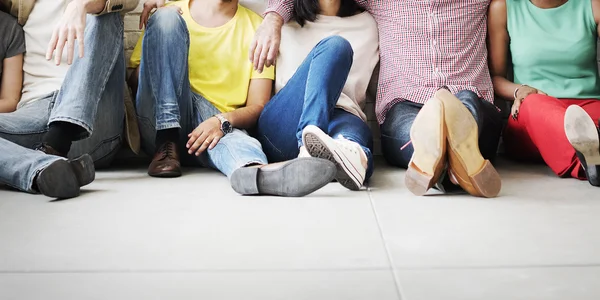 Vrienden van de diversiteit zit op vloer — Stockfoto