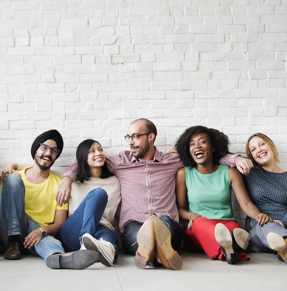 Diversidad amigos cerca de la pared —  Fotos de Stock