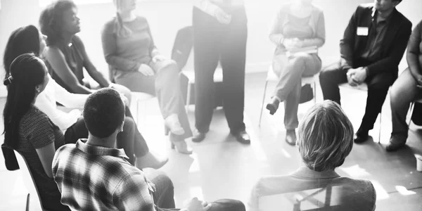 Diversidad de las personas en reunión — Foto de Stock