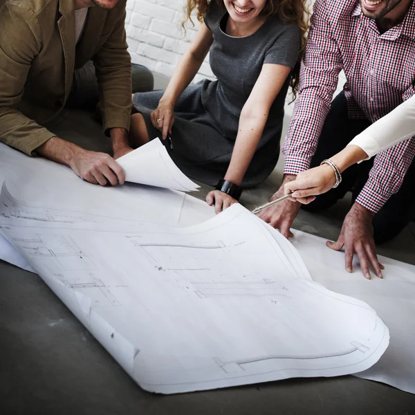 Diseñadores trabajando con póster — Foto de Stock