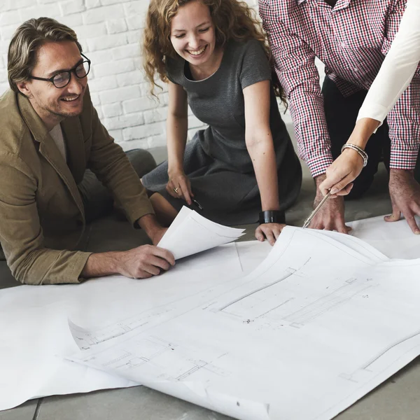 Diseñadores trabajando con póster — Foto de Stock