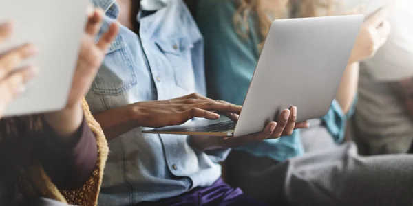 Diversiteit mensen met digitale apparaten — Stockfoto