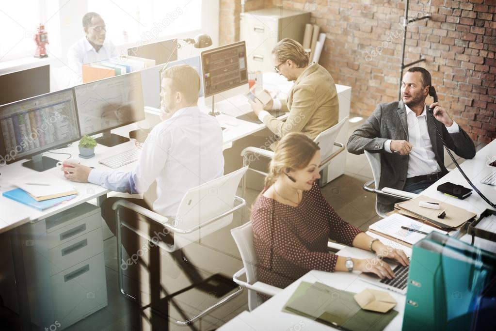 работник офиса. люди в офисе. успешный коллектив. дружный коллектив. работник офиса.