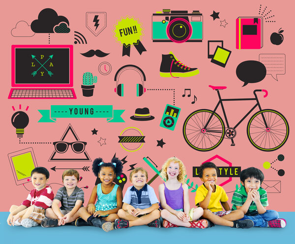 Дети, сидящие вместе
