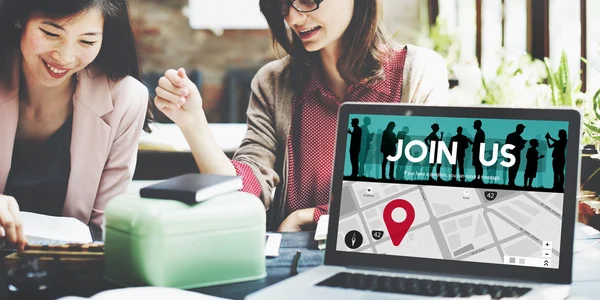 Mujeres de negocios que trabajan en la oficina — Foto de Stock