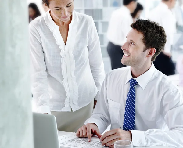 Geschäftsleute im Büro — Stockfoto