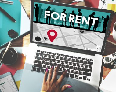 Dizüstü bilgisayar kullanan kadın 