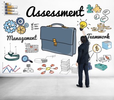 İş adamı duvara yakın duruyor 