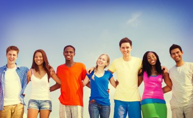 Genç arkadaşlar açık havada 