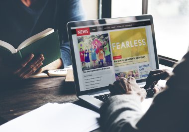 dizüstü bilgisayar kullanan adam