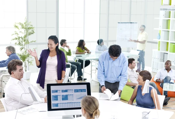 Mensen uit het bedrijfsleven praten in het kantoor — Stockfoto