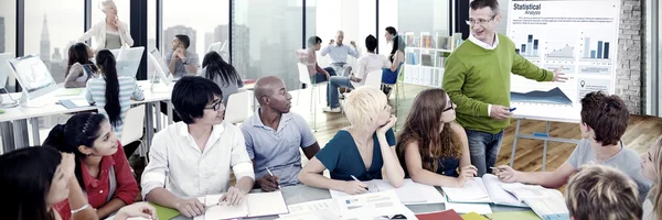 Studenten studeren in het klaslokaal — Stockfoto