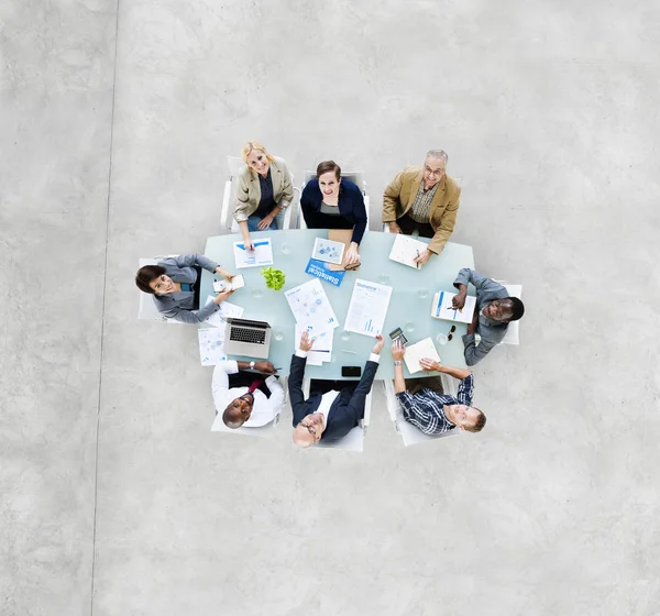 Grupo de Empresarios Discutiendo el Concepto de Temas Empresariales — Foto de Stock