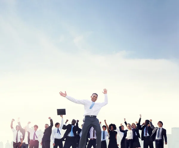 Glückliche und selbstbewusste Geschäftsleute — Stockfoto