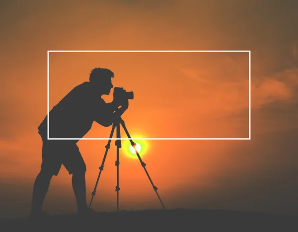 Mann schießt vor Kamera — Stockfoto