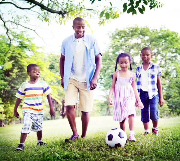 Padre che gioca a calcio con i bambini — Foto Stock