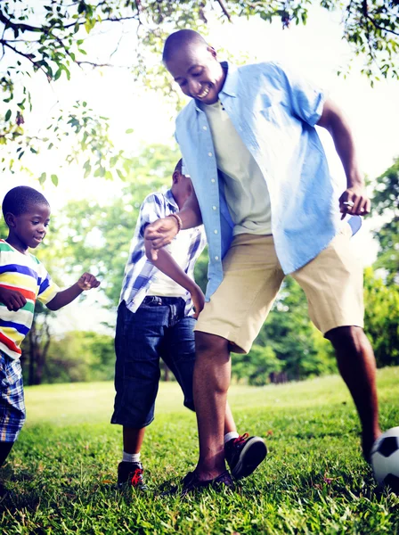 Père jouant au football avec des enfants — Photo