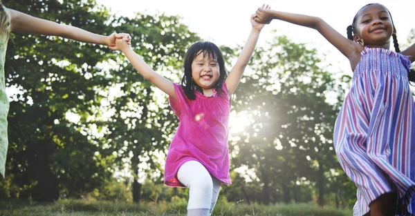 Niños jugando al aire libre —  Fotos de Stock