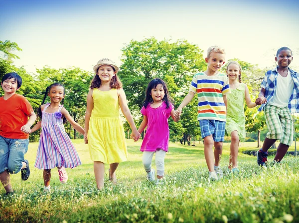 Niños jugando al aire libre — Foto de Stock