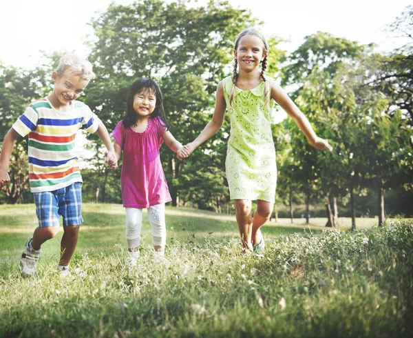 Niños jugando al aire libre — Foto de Stock