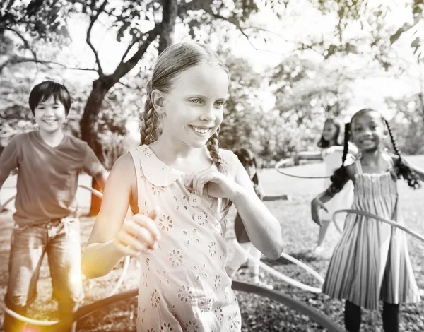 Barn leka med hula hoops — Stockfoto