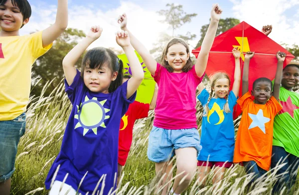 Kinder spielen mit Drachen — Stockfoto