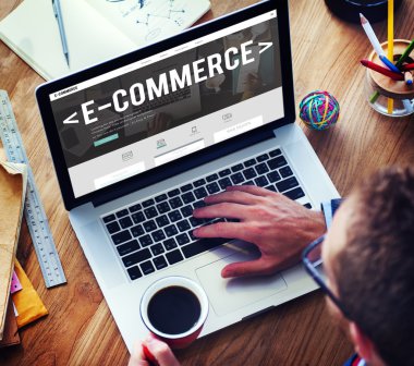 klavyede yazarak adam