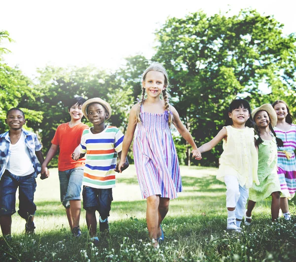Niños multiétnicos al aire libre —  Fotos de Stock