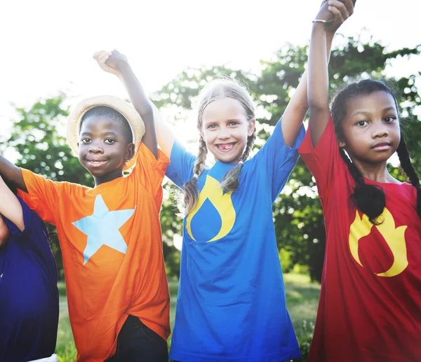 Crianças multiétnicas ao ar livre — Fotografia de Stock