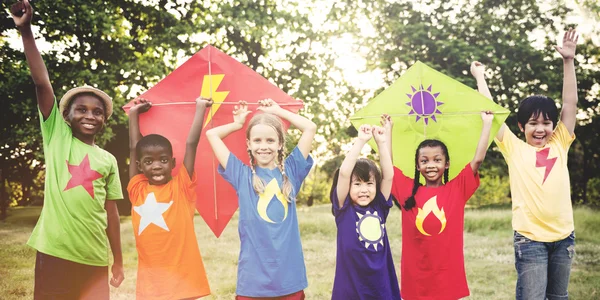 Niños multiétnicos al aire libre — Foto de Stock