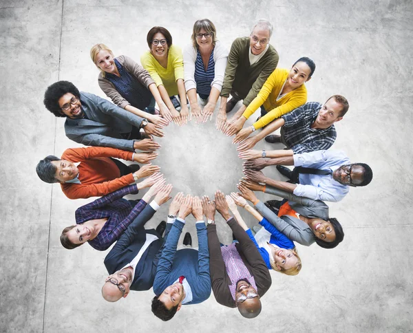 Grupo multiétnico de personas en círculo — Foto de Stock