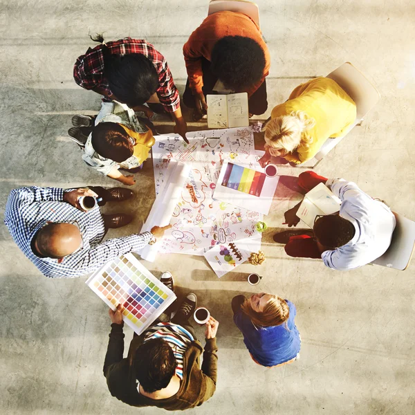 Diversos diseñadores teniendo una reunión — Foto de Stock