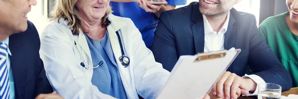 Grupo de Médicos Durante la Discusión — Foto de Stock