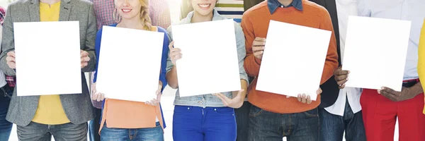 Mensen houden van papieren borden — Stockfoto